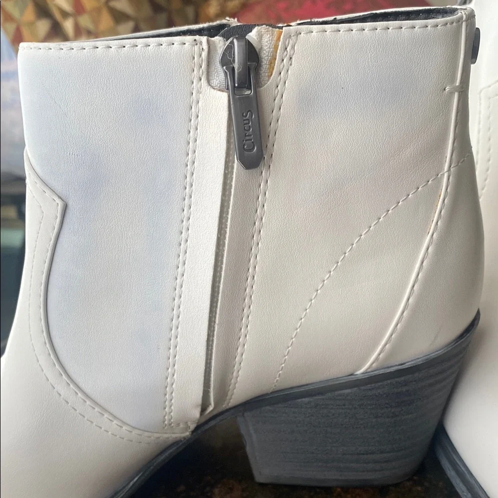 Sam Edelman Ladies Whistler White Ankle Boots Pointed Toes w/ Stud Accents. Sz 9 - Picture 5 of 15
